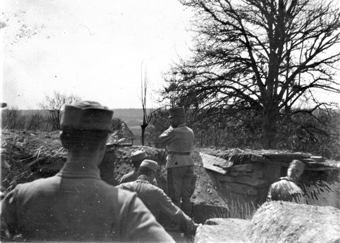 Orosz állások megfigyelése a 31.honvéd gyalogezred lövészárkaiból. Roztylice, 1915. június 5.