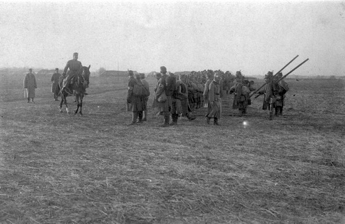 Főhercegi szemle Silnón, 1915. december 26. József Ferenc főherceg (a fehér ponttól balra), a 4. hadsereg parancsnoka szemlét tart a hadosztály valamelyik gyalogezrede felett. A kép előterében pont egy sebesültvivő osztag látható