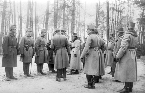A trónörökös (középen, a kissé világosabb köpenyben látható) látogatása Silnón, 1916. február 4.