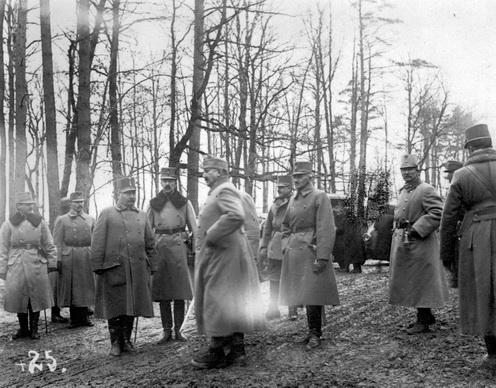 Schamschula tábornok jelentkezik a honvédelmi miniszternél. A minisztertől jobbra Julius Kaiser altábornagy, a II. hadtest parancsnoka, tőle jobbra pedig Tabajdy Kálmán vezérőrnagy, a 73. honvéd gyalogdandár parancsnoka