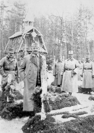 Báró Hazai Samu hadügyminiszter a m. kir. soproni 18. honvéd gyalogezred temetőjében, 1916. március 15. Az ezred a 37. honvéd gyaloghadosztályhoz tartozott, mely a 41. hadosztály déli szomszédja volt. A hadügyminisztertől jobbra, Schamschula tábornok előtt Tabajdy Kálmán vezérőrnagy, a 73. honvéd gyalogdandár parancsnoka látható