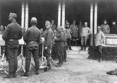 Schamschula tábornok és a vendége valamelyik ezredzenekar előadását hallgatják