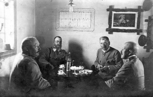 Schamschula Rezső altábornagy, József Ferdinánd főherceg vezérezredes, Tabajdi Kálmán és Molnár Dezső vezérőrnagyok kávéznak, 1916. áprilisában.