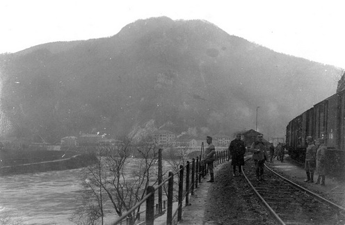 Útban az olasz front felé. Schamschula tábornok bámulja a Száva vizét Steinbrück állomáson