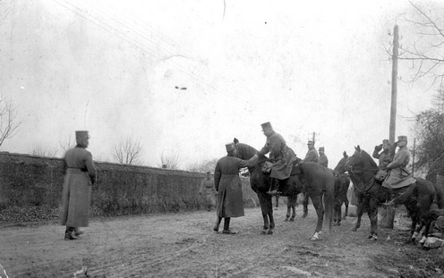 Őfelsége IV. Károly 1916. december 17-iki szemléjén kezet fog Schamschula tábornokkal Sesanában