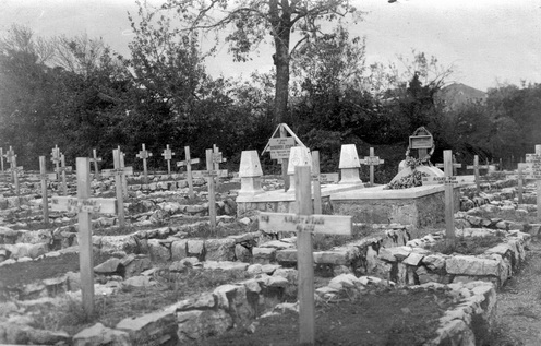„A 41. honvéd gyaloghadosztály hősi temetője Ivanigradban.” Itt téves a felirat, ez a Svetóban lévő temető. A két díszesebb sírhely egyike Dombrády Istváné, aki a 3. honvéd gyalogezred hadnagya volt és 1916. január 25-én halt hősi halált, a másik pedig Boross Ernőé, a 1. honvéd gyalogezred századosáé, aki 1916. január 26-án halt hősi halált a Monte San Michelén 