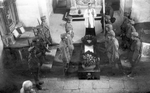 „Gróf Dezső százados holttestének beszentelése az Ivanigradi templomban”. Gróf Dezső a m. kir. dési 32. honvéd gyalogezred hadnagyaként „1914 szeptemberében Ravaruskánál orosz fogságba esett és két évet a krasznojarszkí fogolytáborban, négy hónapot Kijev, Moszkva és Szentpétervár hadikórházaiban töltött. Hazaszökött Szibériából s ez év [1917] január elején Nagyszalontán ezredénél ismét katonai szolgálatra jelentkezett. Mint századparancsnok az olasz harctérre ment és ott a [10.] Isonzo-csata egyik legutóbbi véres ütközetében ellenséges golyótól találva [1917. június 6-án] hősi halált halt” – olvasható Az Est, 1917. június 19-ei számának a beszámolójában