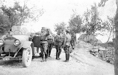 Szurmay Sándor altábornagy, honvédelmi miniszter 1917. július 8-án megérkezik Tomasevicára, hogy megszemlélje a hadosztály csapatait. Schamschula tábornokot takarja a sofőrnek magyarázó vezérkari tiszt