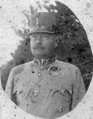 „Harctéren 1917 végén”. A képen már altábornagyként látható. A kitüntetései: Katonai Érdemkereszt 2. osztálya (nyakban viselve), Lipót-rend parancsnoki keresztje (előző alatt), Vaskorona-rend 2. osztálya (előző alatt), Lipót-rend lovagkeresztje (háromszög szalagon a mellén), Hadiérem (előző mellett), porosz I. (zseben) és II. osztályú Vaskereszt (háromszög szalagon)
