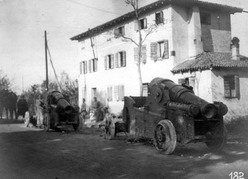 Elhagyott olasz lövegek Paparioanóban, 1917. november 1-én