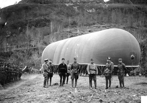 Kötött sárkányballon. A bőrkabátosok valószínűleg a léghajóban utazó megfigyelők, balra pedig a kiszolgáló legénység sorakozott fel 