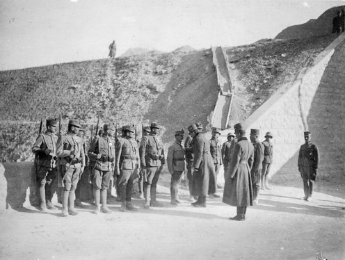 IV. Károly szemléje a Longhere-Serravalle közötti úton 1918. február 1-én. A király egy géppuskás őrmesterrel beszélget 