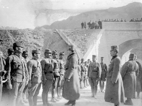 IV. Károly szemléje a Longhere-Serravalle közötti úton 1918. február 1-én. A király egy tiszthelyettessel beszélget