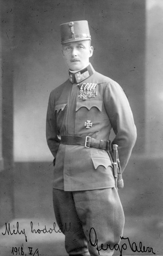 Körmendi Gergő Győző vezérkari alezredes, a 41. hadosztály vezérkari főnökének, Schamschula tábornoknak ajándékozott fotója. Gergő alezredes is hadifogságba esett a háború végén, 1919. április 10-én hunyt el a serviglianói táborban