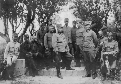 A 41. honvéd gyaloghadosztály szűkebb törzse Villa Gentiliben, Vittorio Veneto mellett, 1918 májusában