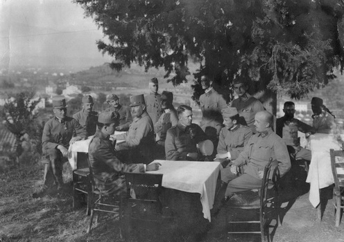 A 41. honvéd gyaloghadosztály szűkebb törzse Villa Gentiliben, Vittorio Veneto mellett, 1918 májusában
