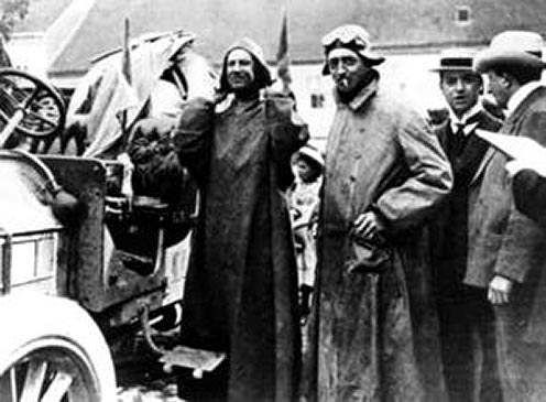 Borghese herceg (baloldalt) az 1907-ben rendezett Peking-Párizs autóverseny győztese