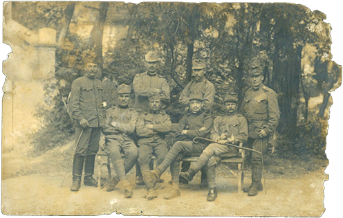 Jankó Zsigmond katonatársai körében, az első sorban a jobb szélen