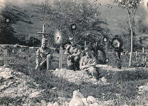 Dr. Kemény Gyula középen egy elesett társuk sírjánál az Isonzónál