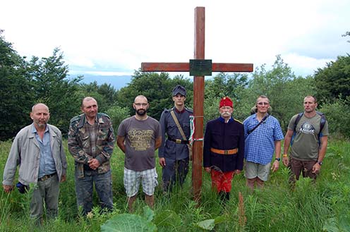 A Vas megyei zarándokcsoport tagjai és kísérőjük a temetőnél