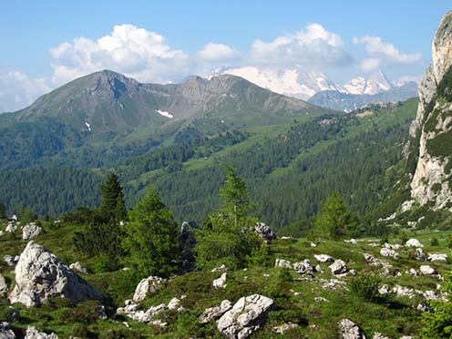 Balra a Col di Lana, jobbra a Cima Sief, háttérben a Marmolada gleccser