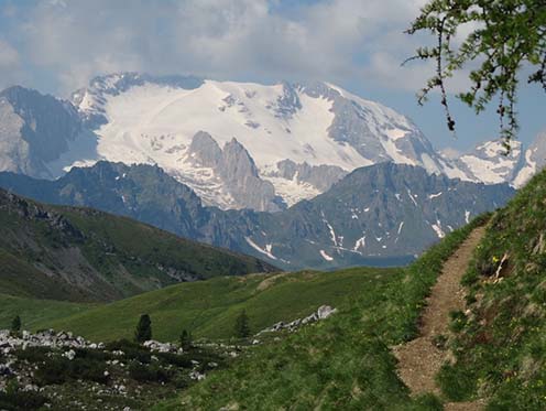 Az ösvény kanyarulatában felűnik a Marmolada gleccser