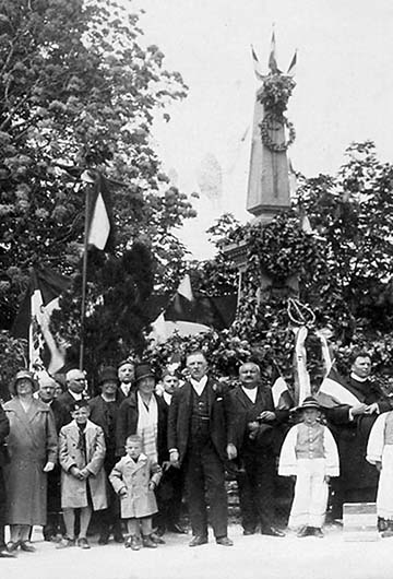 A Jablonszky család a solymári emlékműnél