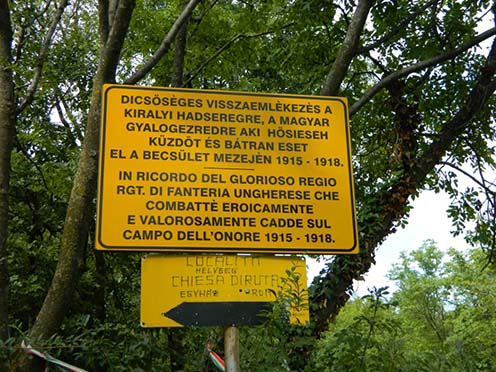 Magyar felirat hirdeti a 4. honvédgyalogezred emlékgúláját San Martino del Carso községben