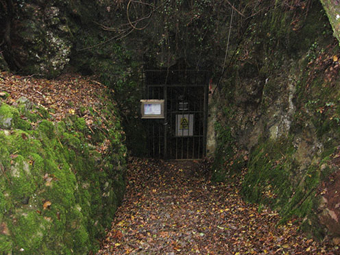 A Krompirova jama kaverna lelakatolt bejárata.