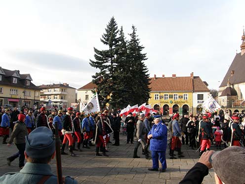 Limanova városának főtere, a december 13-i ünnepségre bevonuló hagyományőrzők