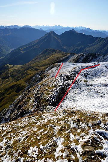 A Monte Floriz, bejelölve a két árok, amely a Plöcken-hágó felé irányul