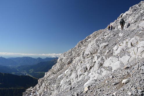 Gyalogút a Hohe Warte csúcsára, háttérben a Dolomitok