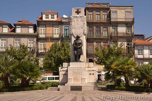 Az első felfedezés: Nagy Háborús emlékmű Portóban. Hasonló emlékművet több portugál városban is állítottak