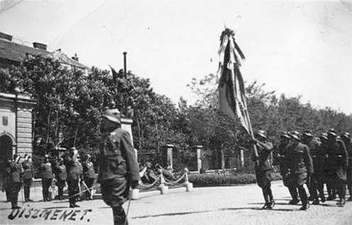 Jelenetek az 1941. évi ezrednapról. Sáfrán Géza fogadja az „utód” miskolci 13. gyalogezred egyik tisztjének kézfogását