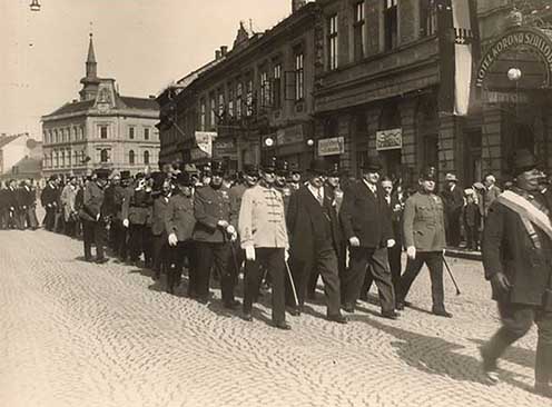 Az Erzsébet téri gyülekezést követő felvonulás Miskolc sétálóutcáján. Háttérben a Korona Szálló, elől világos zubbonyban Sáfrán Géza, volt ezredparancsnok