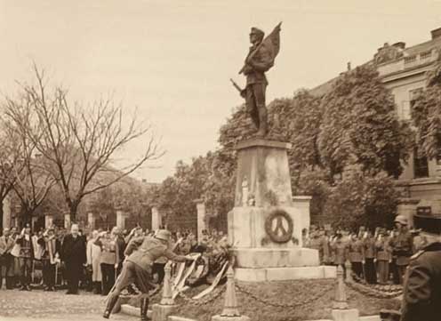 A 10-es Honvéd szobrának az avatása Miskolcon 1927-ben, az ünnepségen az avatóbeszédet József főherceg tartotta