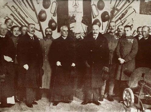 A 10-es Honvéd tábori újság is tudósított az 1918-as egri hadikiállítás megnyitójáról. A képen balról a második személy Kövér Gyula, a harmadik Meilinger Dezső, jobbról a harmadik személy pedig Subik Károly az ezred egykori tábori lelkésze