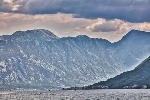 Hegyek szorításában. Jobbra hátul az öböl és Kotor városa fölé magasodik az 1749 méter magas Lovćen, ami egykor is Montenegróhoz tartozott és 1916. január 10-én magyar népfelkelők foglalták el