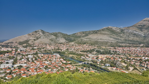 Trebinjei panoráma a Hercegovačka Gračanica ortodox templom magaslatáról