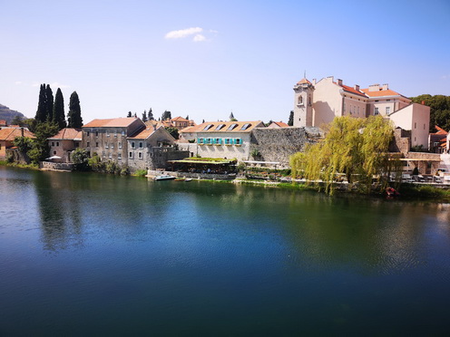 Trebinje óvárosa a Trebišnica folyó felől, a jobb sarkon az egykori osztrák–magyar állomásparancsnokság és a postagalamb állomás épülete