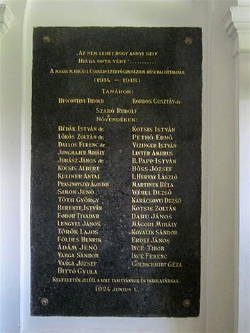 Emléktábla a makói Csanád vezér főgimnázum hősi halottainak. Az emlékmű az iskola első világháborús áldozatainak nevét jeleníti meg, külön oszlopban a tanárokét és a diákokét