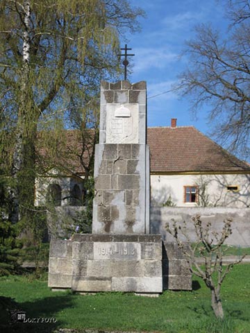 Emlékoszlop nemzeti motívumokkal, Városlőd (1932). A magyar címer bíborkoszorúban és a kettős kereszt látható az oszlopon