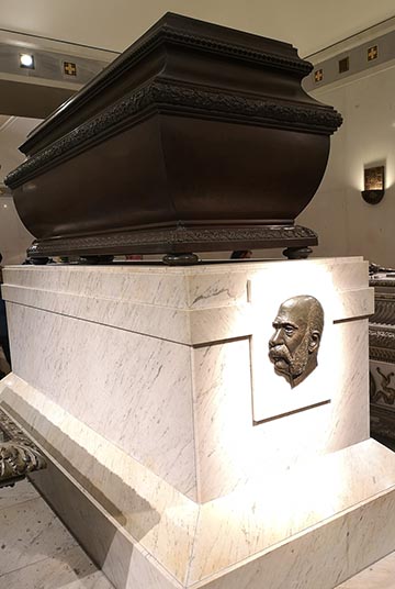 I. Ferenc József síremléke hátulról az uralkodó portréjával