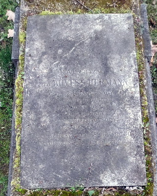 Kövess Hermann síremlékének a táblája a Fiumei úti temetőben
