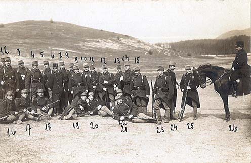 „Hazatérés rukkolásról Piliscsabán 1908. április havában” Prósz Gézát a 22-es szám jelöli