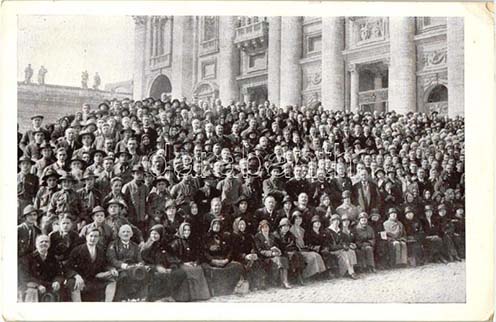 Az 1925-ös szentévi magyarországi zarándokok a római Szent Péter Bazilika előtt, közöttük a cserkész delegáció
