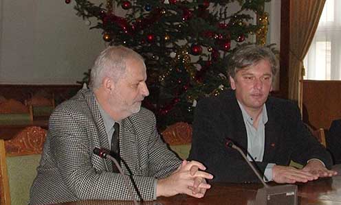 Péter I. Zoltán és Sárközi Zoltán, akkor nagyváradi önkormányzati képviselők 2009. december 9-én Nagyváradon a városháza közgyűlési termében a könyvbemutató előtti ismerkedő beszélgetés során