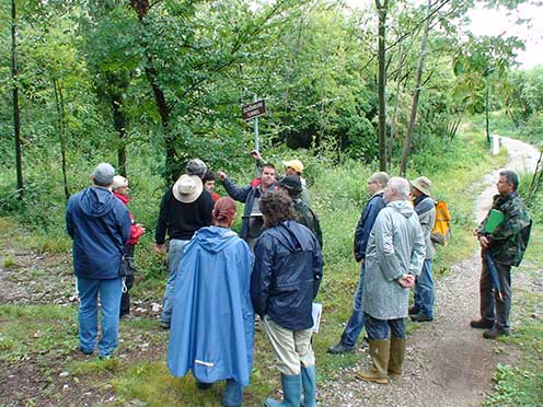 A Schönburg-alagút előtt a Doberdón a fehérvári–nagyváradi kutatócsoport 2010-ben. Péter I. Zoltán szürke esőkabátban hallgatja Stencinger Norbertet