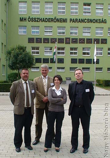 Stencinger Norbert, Sárközi Zoltán, Babos Krisztina és Pintér Tamás Székesfehérváron az MH Összhaderőnemi Parancsnokságon egy konferencia szünetében 2011-ben