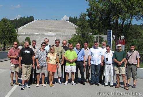 A 2010 nyarán a Doberdón tett közös székesfehérvári–nagyváradi kutatóutunk résztvevőinek egy csoportja redipugliai olasz emlékmű előtt